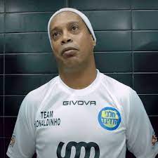 ​Intimado por CPI, Ronaldinho falta de novo e irmão diz que ele é vítima