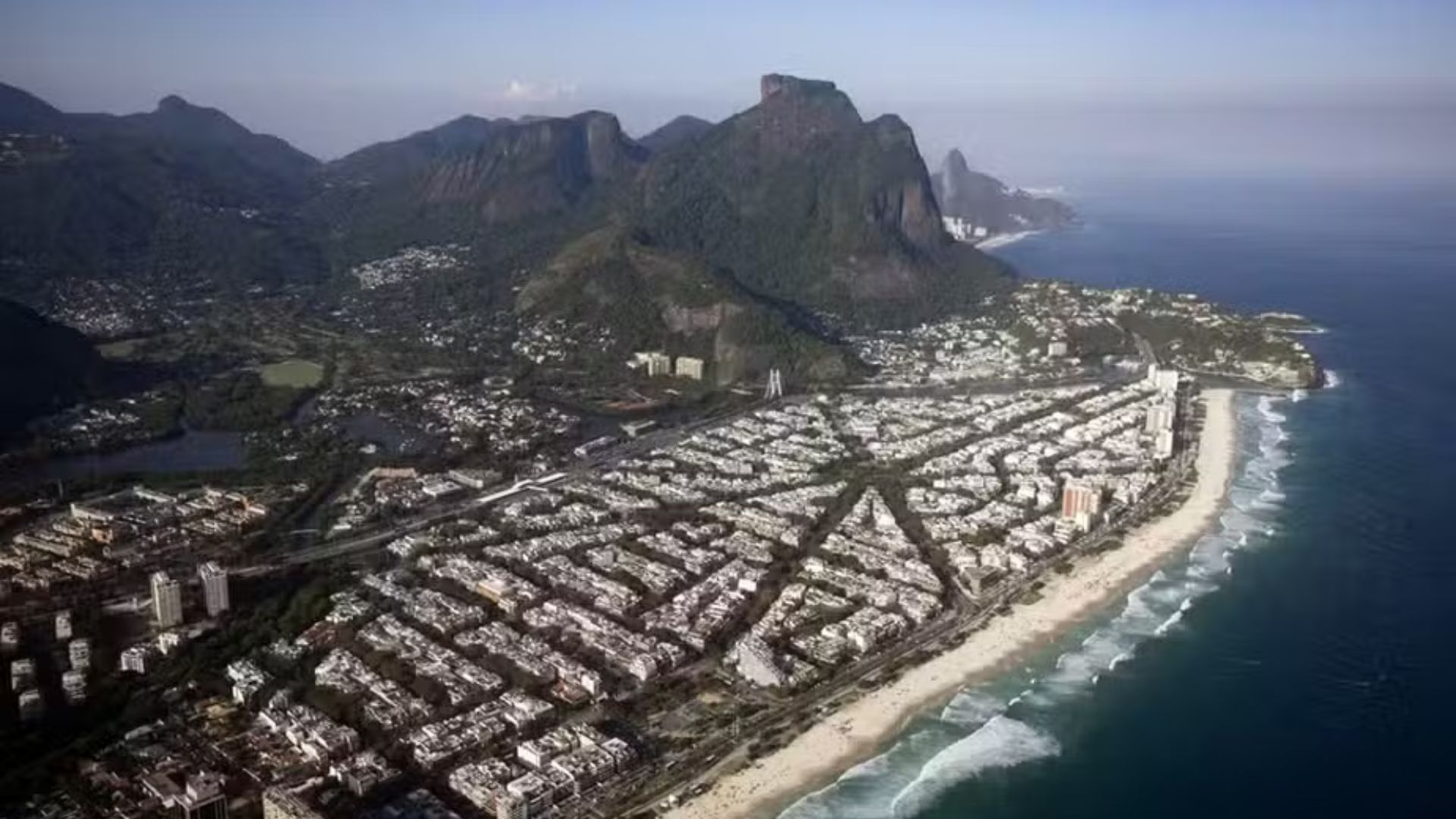 Colisão entre helicópteros deixa seis mortos e provoca incêndio na Zona Oeste do Rio