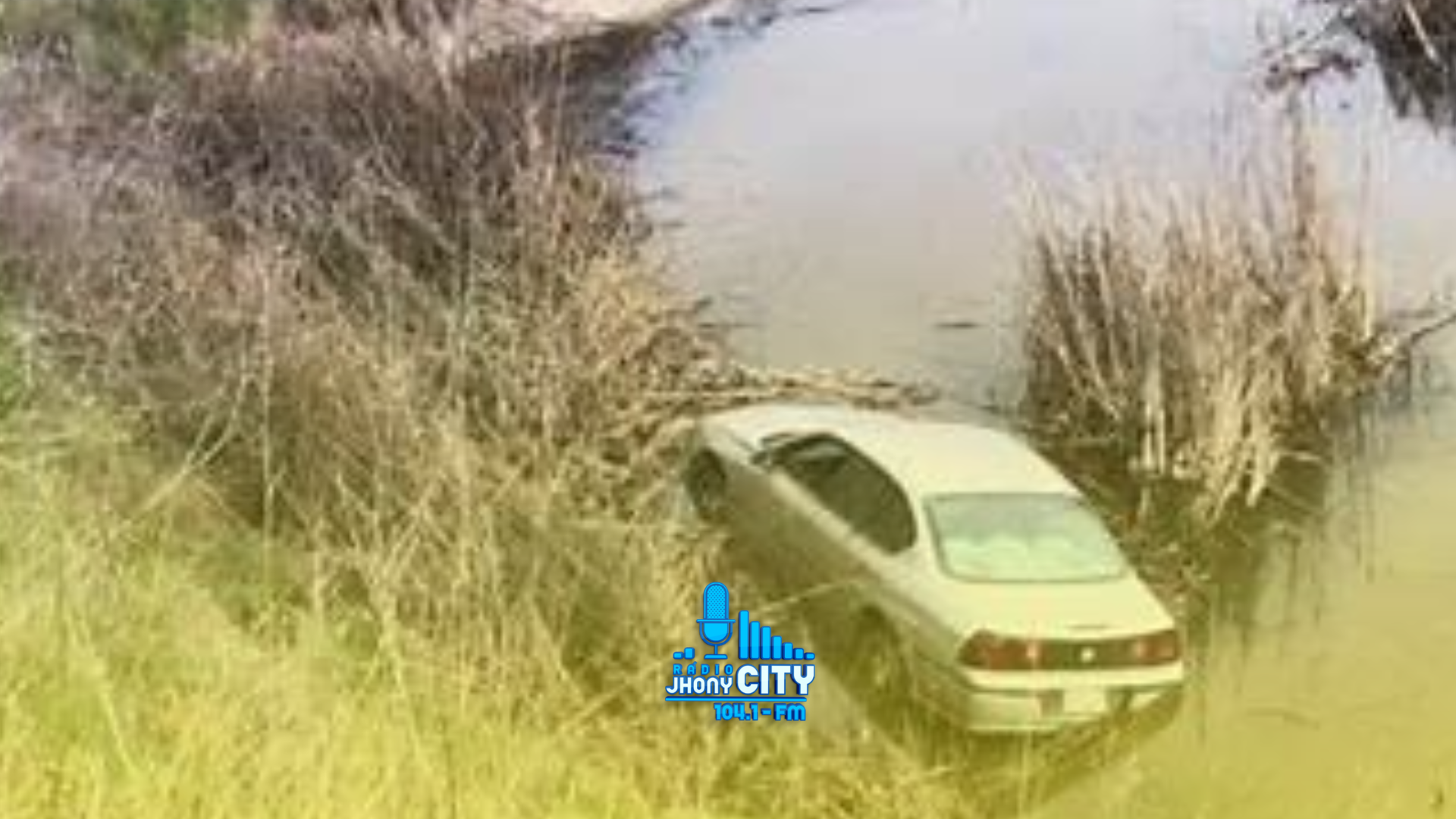 Motorista perde o controle e carro cai em córrego após despencar de talude em Timóteo