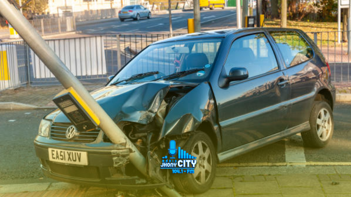 Condutor perde controle, derruba três postes e deixa via interditada em Ipatinga