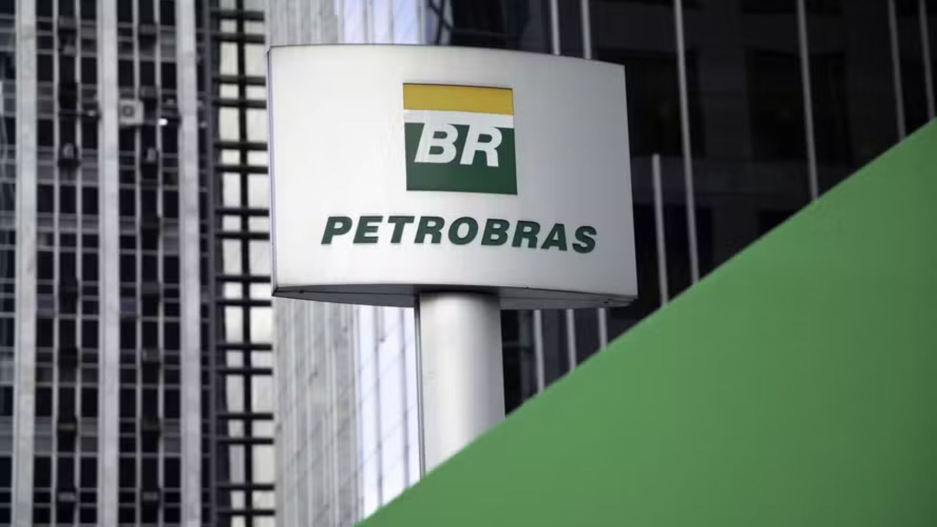 Petrobras reajusta gasolina, mas subsídio federal reduz impacto ao consumidor
