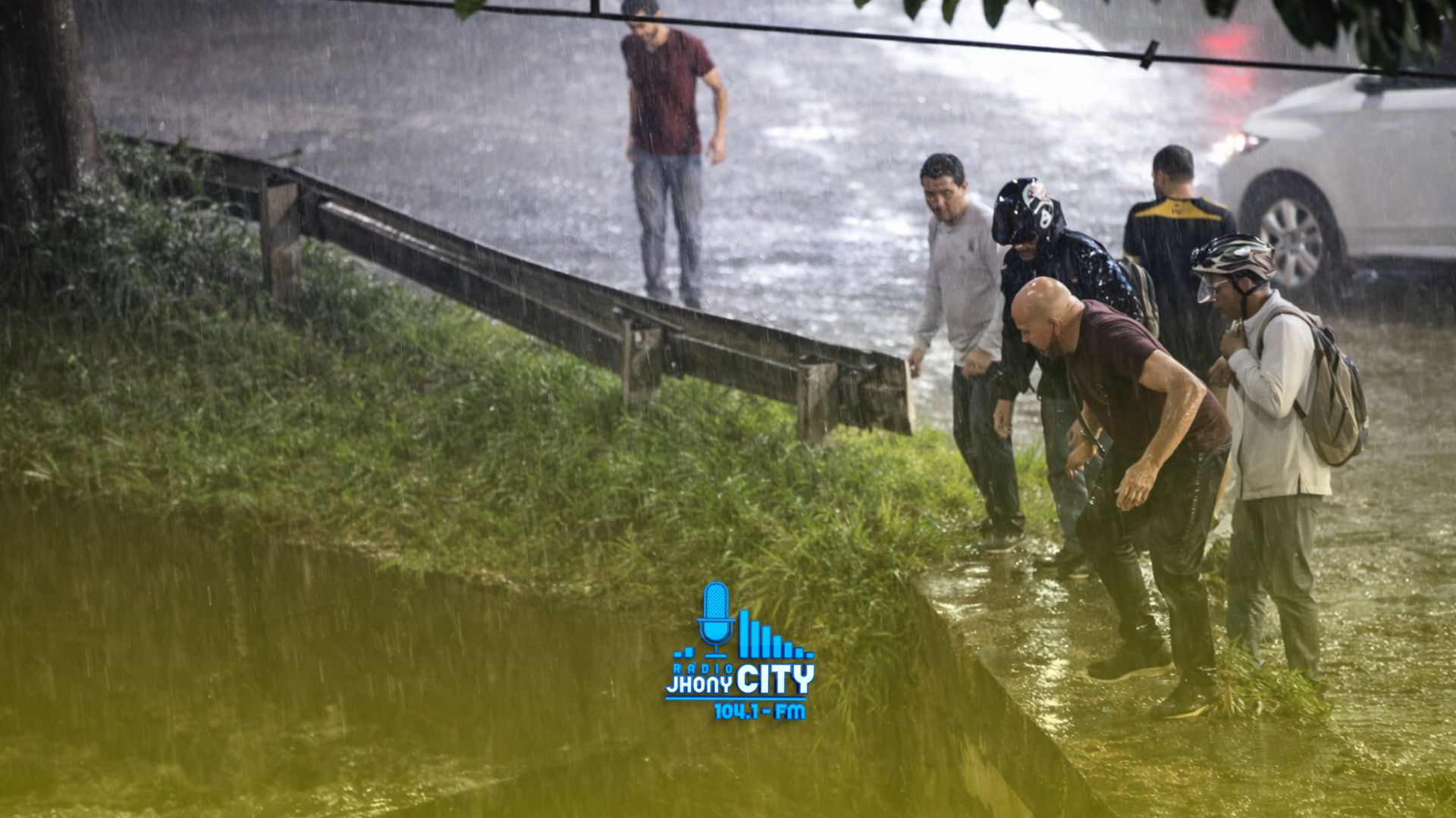 Motorista embriagado cai com carro em córrego durante temporal em Ipatinga