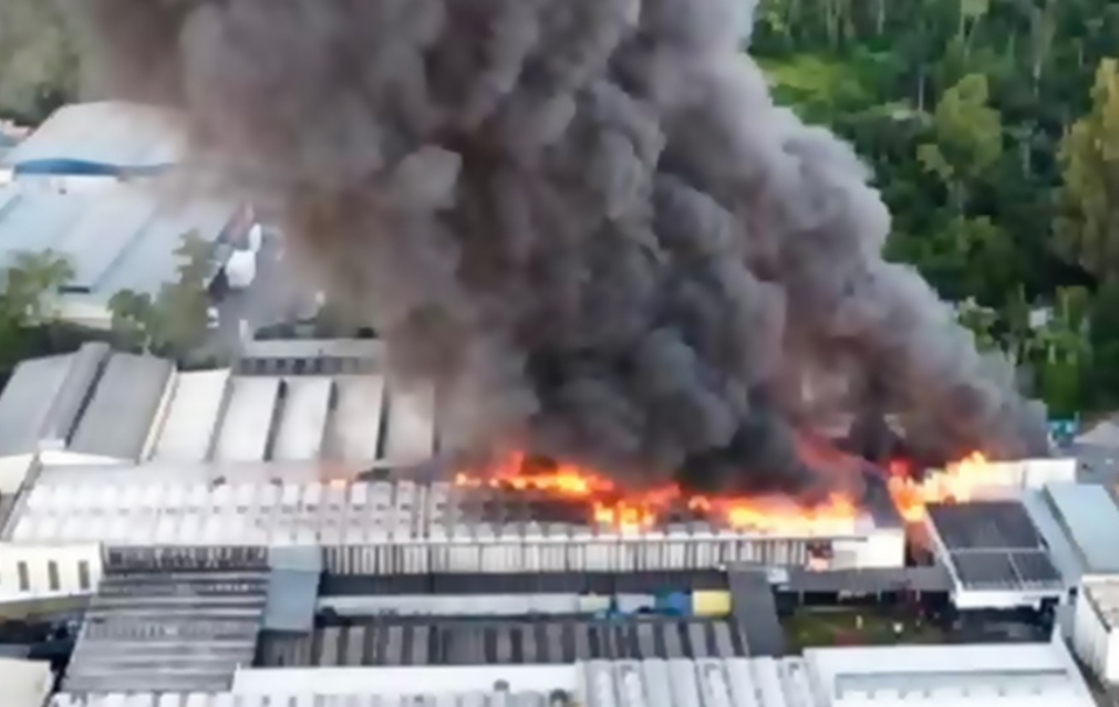 Incêndio na Aperam deixa trabalhadora ferida e mobiliza equipes de emergência em Timóteo