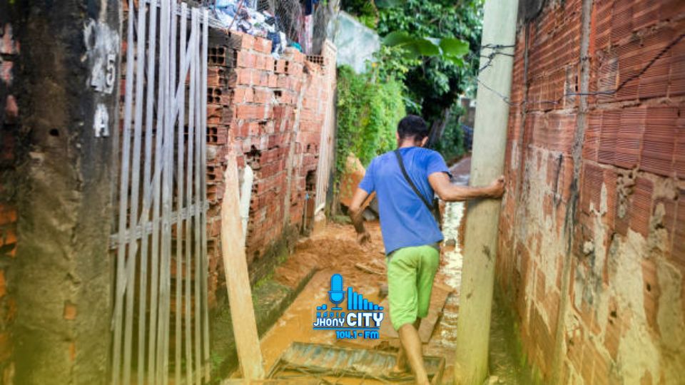 Moradores da rua Araruama, em Coronel Fabriciano, sofrem com lama no período chuvoso