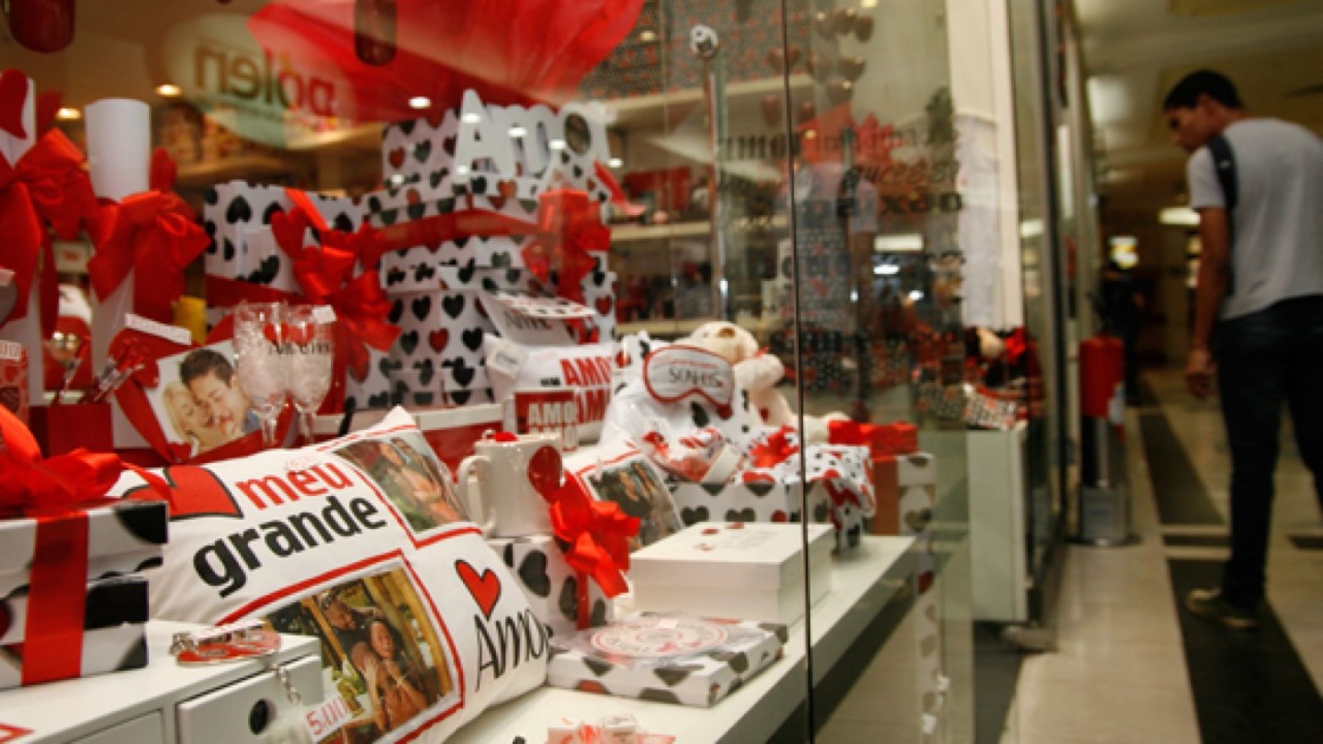 Consumidores devem gastar até R$ 200 com presentes no Dia dos Namorados, aponta pesquisa